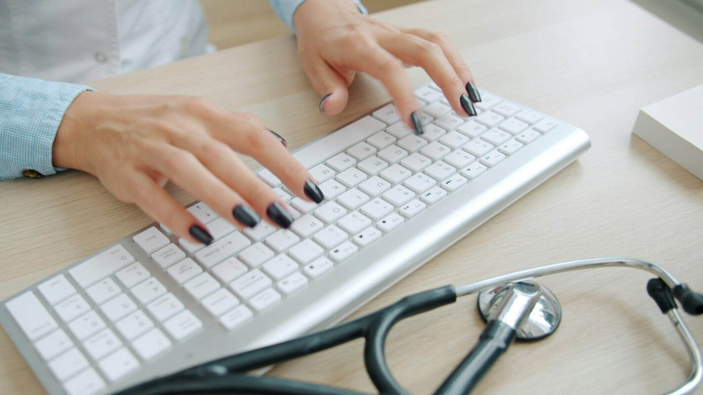 medecin-tapant-sur-clavier